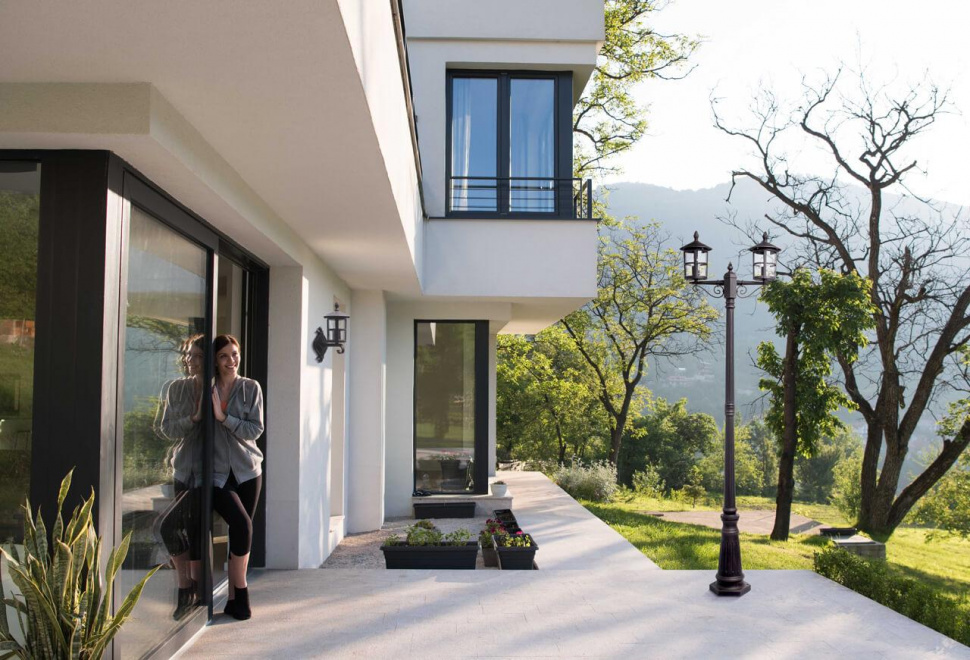 Projeto Residencial Premium: mulher na porta de casa branca com vista.