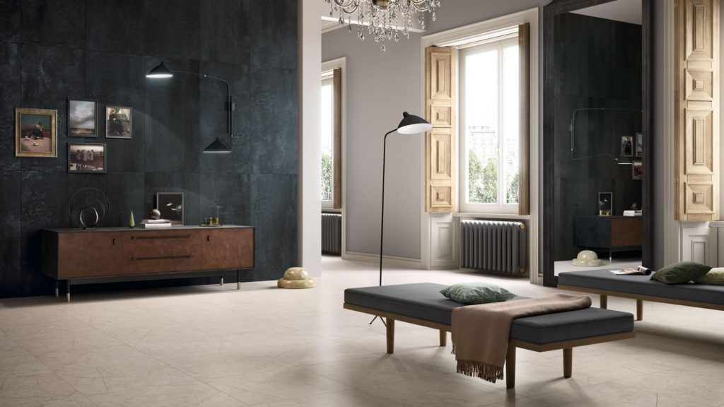 Sala de estar com Acabamento de Luxo escuro, piso claro e mobília clássica.