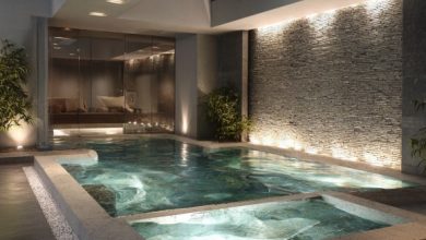 Piscina interna com deck de madeira e parede de pedra, puro Acabamento de Luxo.