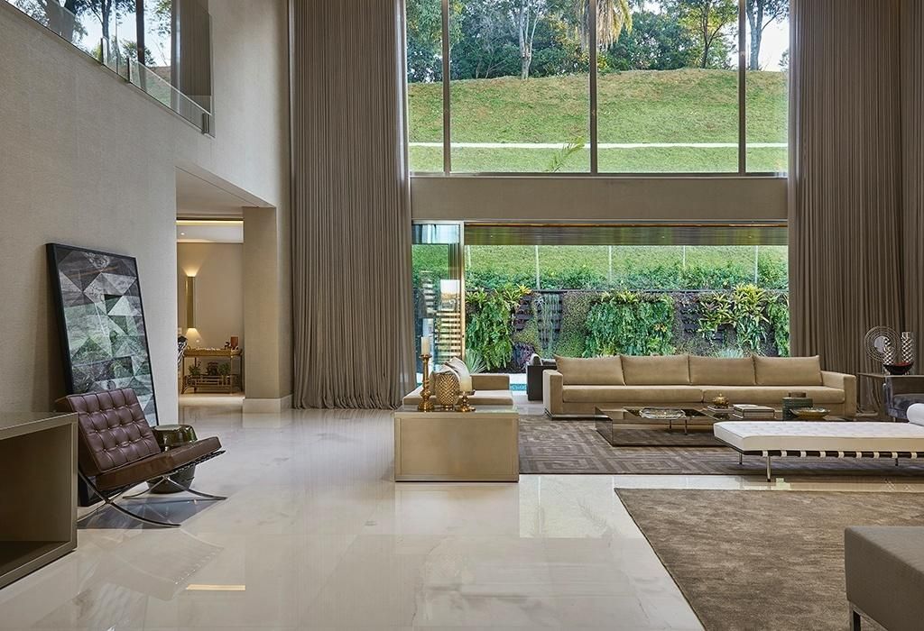 Sala com pé-direito duplo, grandes janelas e piso de mármore: Acabamento de Luxo.