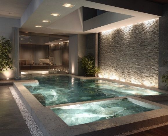 Piscina interna com deck de madeira e parede de pedra, puro Acabamento de Luxo.