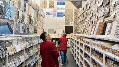 Clientes escolhendo revestimentos e Materiais de Construção de azulejos premium.