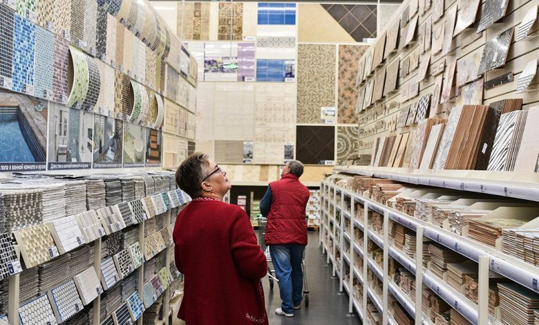 Clientes escolhendo revestimentos e Materiais de Construção de azulejos premium.