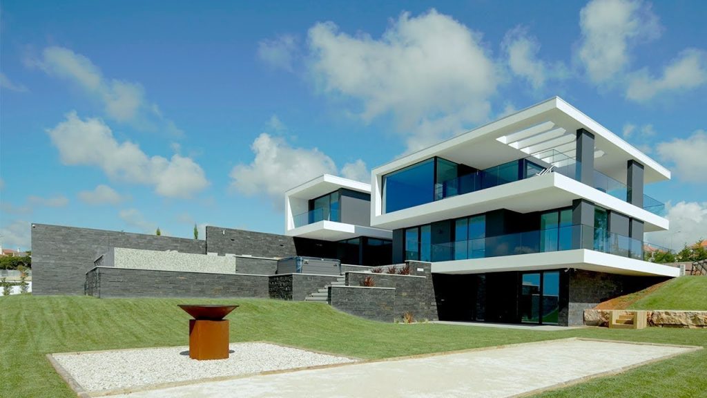 Fachada arquitetônica de Mansão moderna, vidro e pedra escura contrastante.