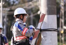 Eletricistas trabalhando na rede elétrica após apagão, vaga na Enel.