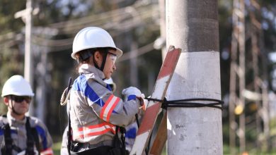 Eletricistas trabalhando na rede elétrica após apagão, vaga na Enel.