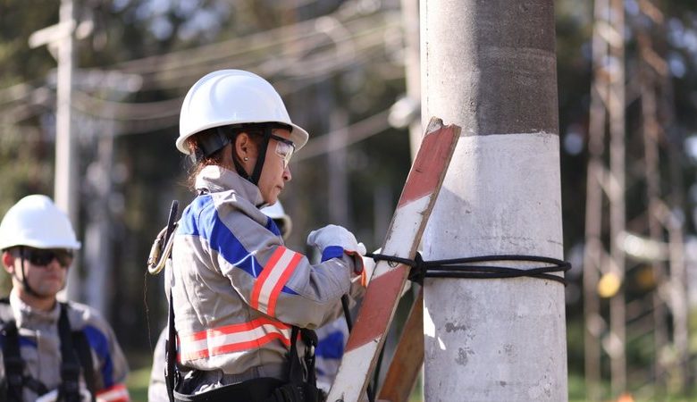 Eletricistas trabalhando na rede elétrica após apagão, vaga na Enel.