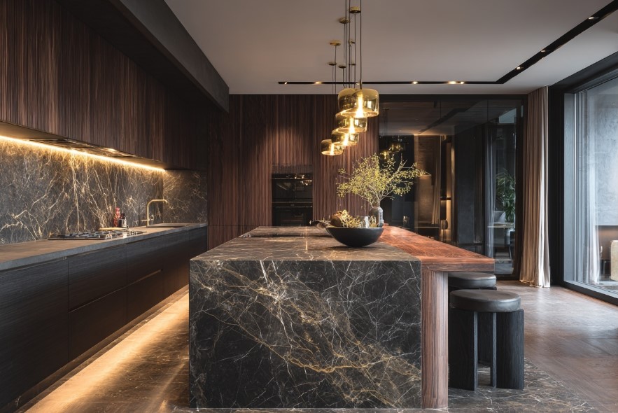 Cozinha gourmet escura, mármore preto na ilha, essência de um Projeto Exclusivo de Residência.