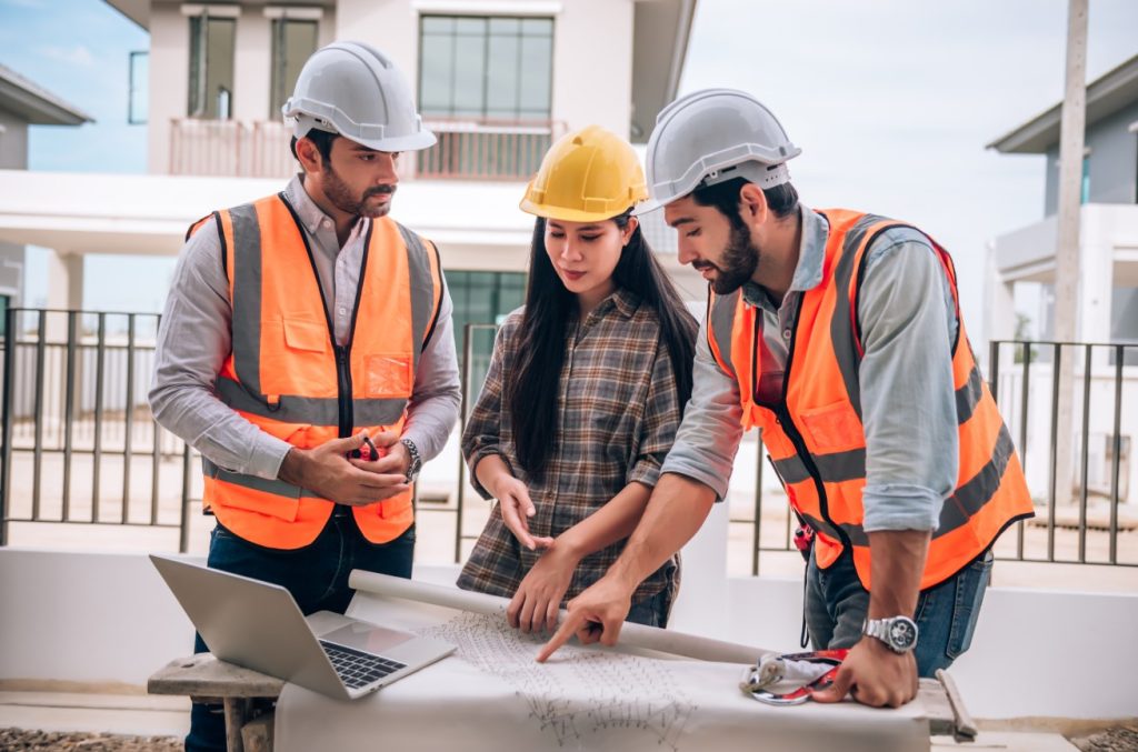 Equipe de construção e engenharia analisando planta no canteiro, suporte do Eletricista Perto de Mim.