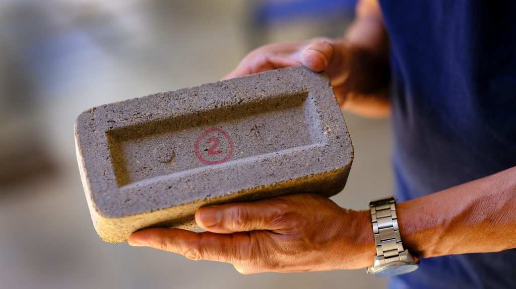 Close-up de tijolo feito com o bagaço da cana-de-açúcar, inovação sustentável.