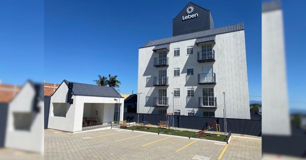 Vista aérea de obra modular, guindaste e fundação de Construção Pré-Fabricada.