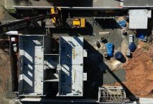 Vista aérea de obra modular, guindaste e fundação de Construção Pré-Fabricada.