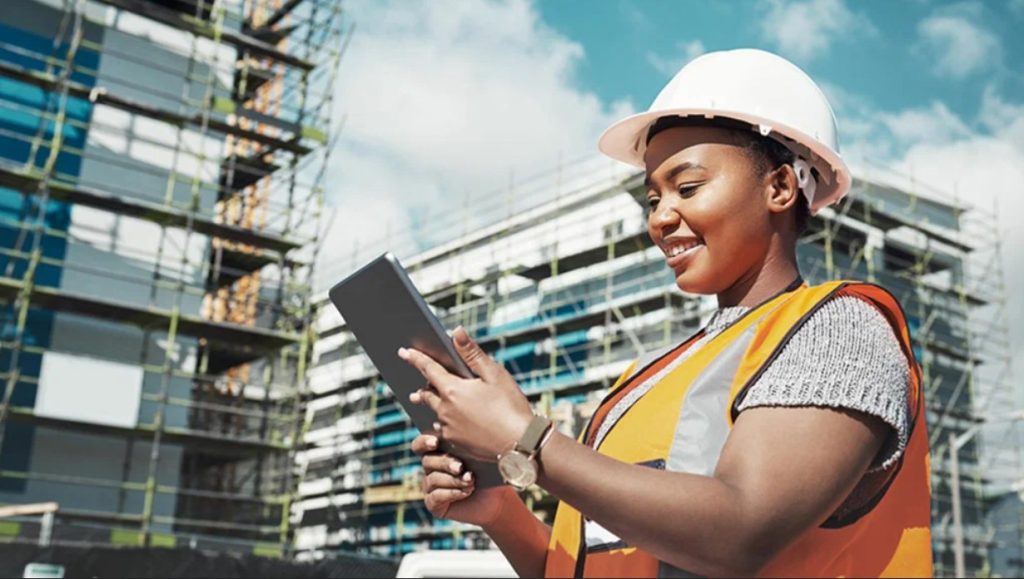 Engenheira usando tablet em obra, a nova face da Construção Civil Brasileira.