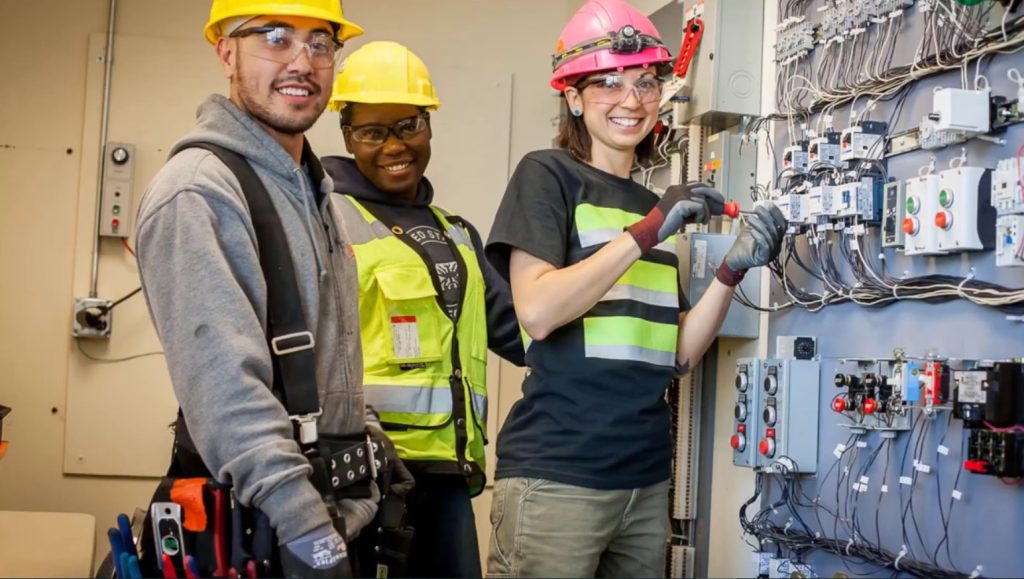 Equipe de Eletricista 24 Horas jovem e qualificada para emergências elétricas.