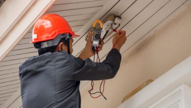 Eletricista 24 Horas medindo tensão externa com alicate amperímetro.