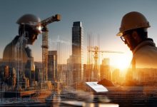 Engenheiros e guindastes em sobreposição com cidade digital, foco na Gestão VUCA.