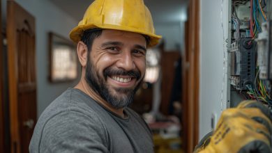 Instalação Elétrica: Eletricista qualificado e sorrindo, inspira confiança no painel.