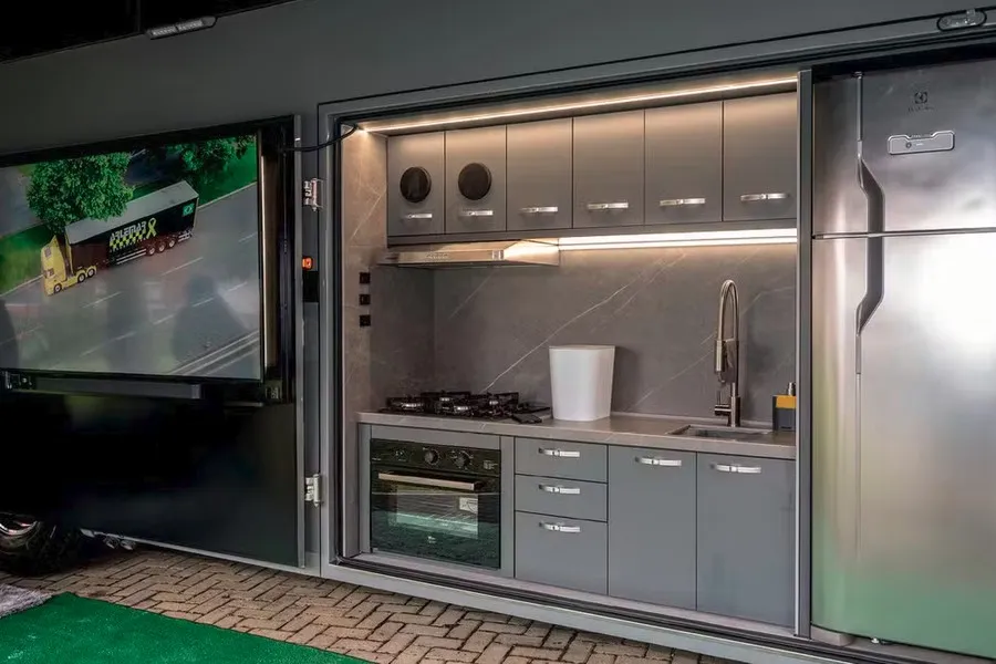 Cozinha gourmet externa do Motorhome de R$ 3,3 Milhões com eletrodomésticos.