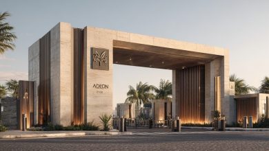 Entrada imponente de concreto, pedra e madeira, portaria de Condomínio Fechado de Luxo.