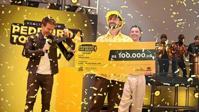 Pedreiro Top Brasil 2025 Adonay Bedretchuk com o cheque de R$ 100 mil.