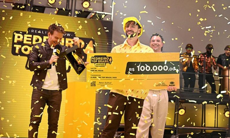 Pedreiro Top Brasil 2025 Adonay Bedretchuk com o cheque de R$ 100 mil.