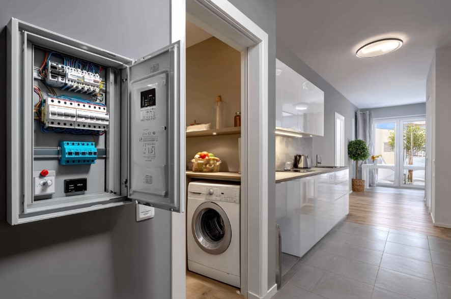 Quadro de distribuição organizado em ambiente residencial, o trabalho do Eletricista Residencial Profissional.