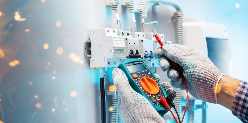 Serviços Elétricos Residenciais e Comerciais: Teste de disjuntores com multímetro de alta precisão.