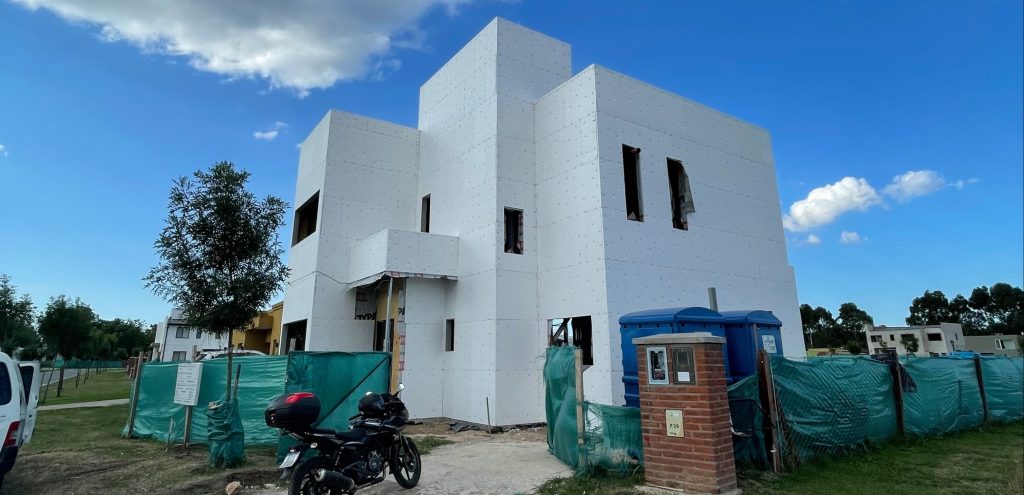 Casa com estrutura de Steel Frame coberta por placas cimentícias para acabamento.