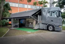 Motorhome de R$ 3,3 Milhões com toldo aberto, revelando área de lazer e cozinha.