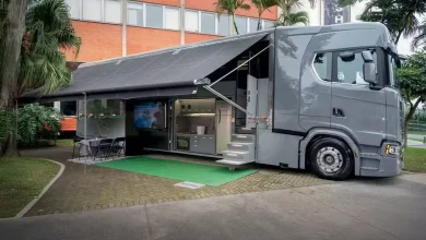 Motorhome de R$ 3,3 Milhões com toldo aberto, revelando área de lazer e cozinha.