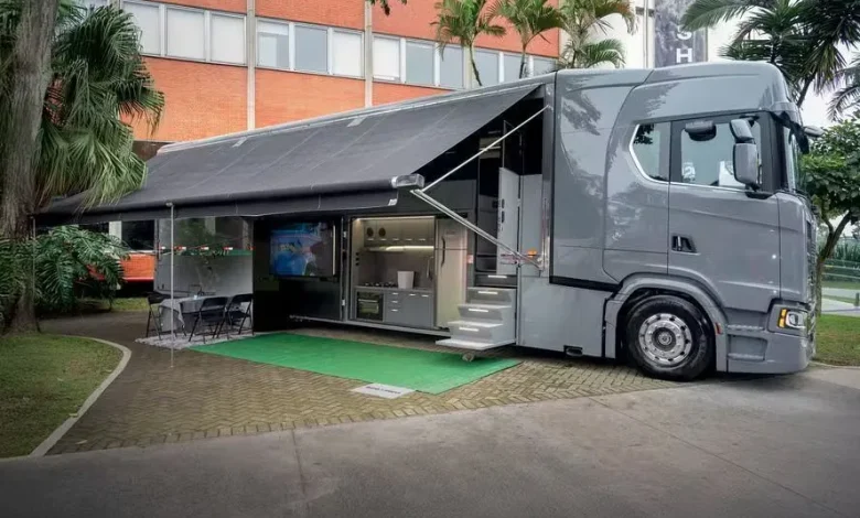 Motorhome de R$ 3,3 Milhões com toldo aberto, revelando área de lazer e cozinha.